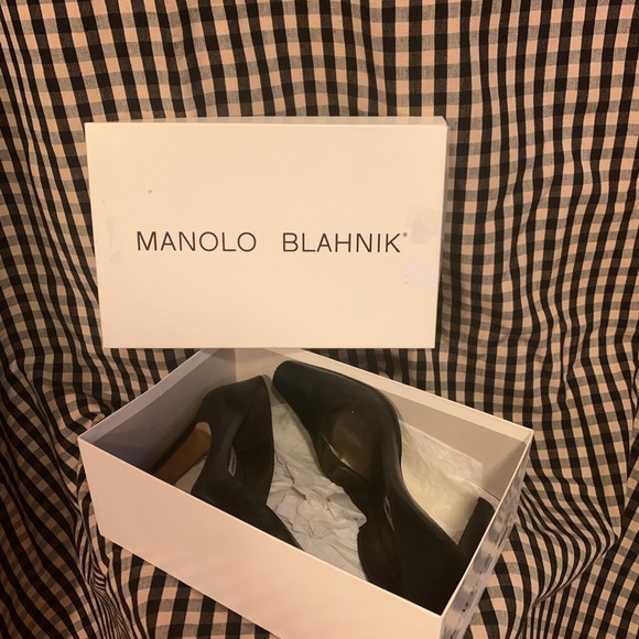 Vintage Manolo Blahnik black leather 4” heels - Picture 2 of 8